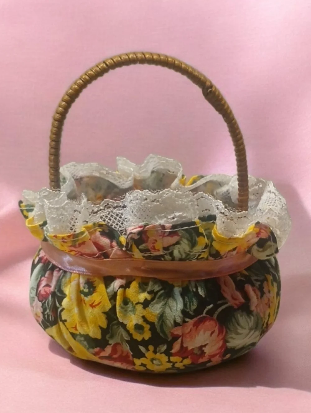 🧹Avon Victorian Rose Garden Basket | With Box & Scented Petals - Picture 2 of 6